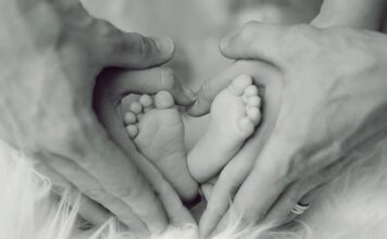 Jak nosić niemowlę mama fizjoterapeuta?