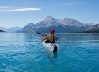 Kto siedzi z przodu w kajaku?