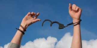 Czy kobiecie w ciąży można założyć kajdanki?