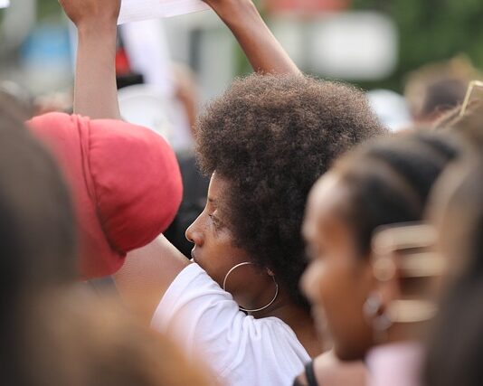 Co to znaczy jak ptak narobi na okno?